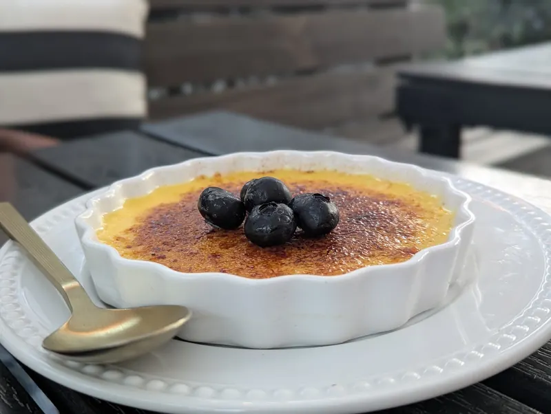Cr&egrave;me br&ucirc;l&eacute;e topped with blueberries